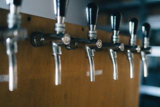 Bière pression : tireuse, styles et mousse expliqués