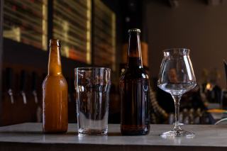 Vin et bière : ce qui les rapproche et les sépare